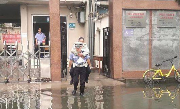 Traffic police carry the elderly (network picture)