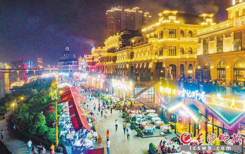 At night, the Fisherman's Wharf is very lively, and tourists sit here enjoying the beautiful scenery and tasting delicious food. They are all all media reporters of Changsha Evening News. Zou Linshe.