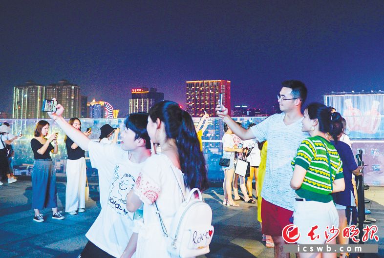 &uarr; On the platform of the 7th floor of Changsha Guojin Center, tourists are taking photos.