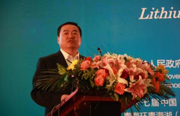 (The picture shows Mr. Hao Peng, Governor of Qinghai Province, giving a live speech)