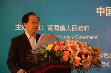 (The picture shows Chen Qingtai, chairman of China Electric Vehicle committee of 100, giving a live speech)